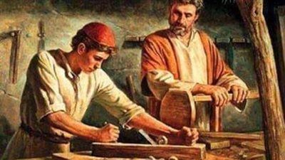 فتحت عينيا على صوت خبط جامد على باب شقتي
