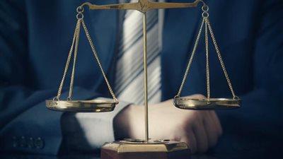 فتاة تشكو والدها للمحامي العام الأول : يسجنني مرات عدة في الشهر لترحيلي من المنزل