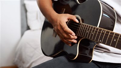 كيف أتعلّم عزف الغيتار في شهر ؟