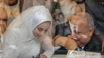 عزمها والدها على العشاء وأتفق مع صاحب المطعم