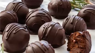 كرات الشوكولاته بالبسكويت تحلية سريعة في 10 دقائق بدون زبدة
