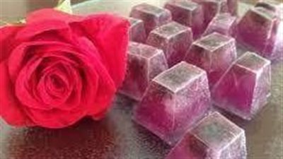 ما هي فوائد مكعبات ماء الورد 