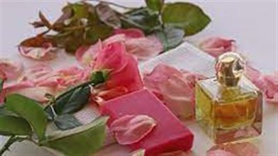 صنع العطور من الورد