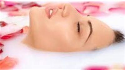 ما الضرر والفائدة من ماء الورد للوجه 