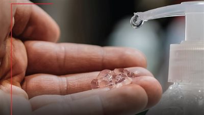 مريض يهاجم طبيبًا لأنه قام بتعقيم يديه بعد مُعاينته!
