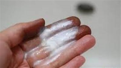 كيف تزيلين صبغة الشعر من يديك؟