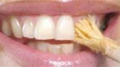 أداة تقليدية لتنظيف الأسنان 