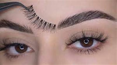 خطوات للحصول على رموش كثيفة وجميلة