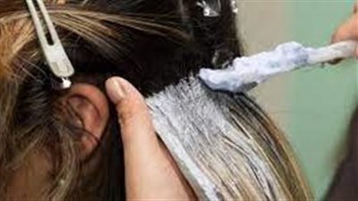 الحل السحري لإزالة صبغة الشعر عن الملابس: وداعاً للقلق!