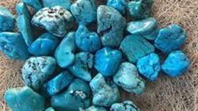 حجر الفيروز: جوهرة زرقاء غنية بالجمال والفوائد