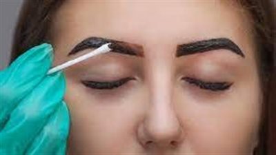 طريقة إزالة صبغة الحواجب: خطواتٌ نحو حواجب طبيعيةٍ