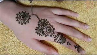 فن الحناء المغربي: خطوات رسم نقشات ساحرة على يديكِ