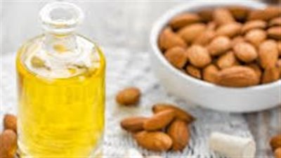 تاجٌ من اللوز: فوائد زيت اللوز الحلو للرموش
