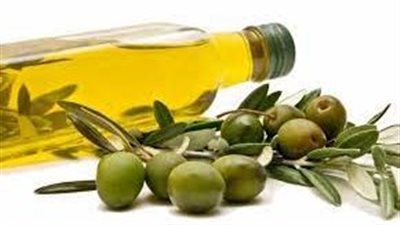 تاجٌ من زيت الزيتون: فوائده للشعر