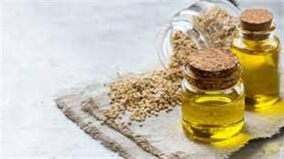 زيت السمسم: إكسيرٌ سحريٌّ يُنعش شعركِ ويُعيد إليه حيويته