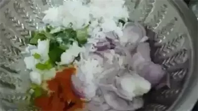 أطعمة قد تضر صحتك إذا أكلت بواقيها