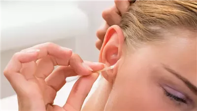 أسباب سوف تجعلك تتوقف عن تنظيف أذنيك من شمع الأذن