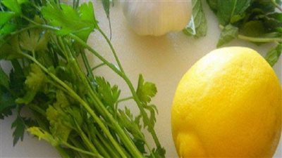 خليط الكزبرة بالليمون لكنس السموم من الجسم وطردها