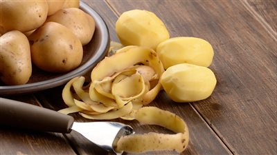 فوائد قشور البطاطا لعلاج الشيب المبكر
