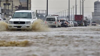 أمطار غزيرة في السعودية .. وانعدام الرؤية في مكة والمدينة
