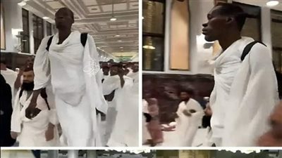  معتمر عملاق يلفت أنظار الناس في الحرم المكي
