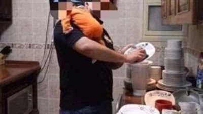 رجل يطلق زوجته بعد أن قامت بتصويره وهو يساعدها في اعمال المنزل حيث وجد الفيديو