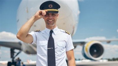سبب صب الماء على الطيار عندما ينزل من الطائرة