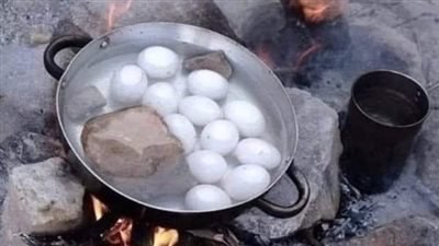 ما هو سبب إضافة الحجارة للماء عند سلق البيض ؟