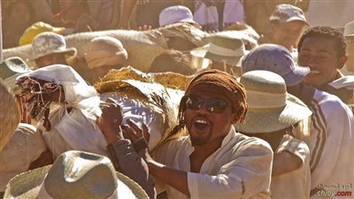 عادة الرقص مع عظام الأموات في مدغشقر