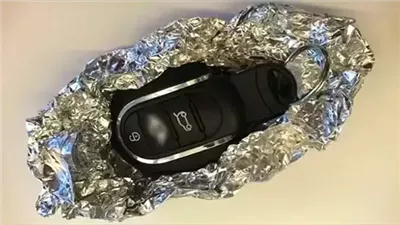 لهذا السبب ينصح الخبراء بتغطية مفتاح سيارتك بورق الألومنيوم