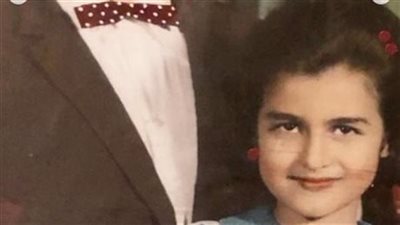 فنانة شهيرة تنشر صورتها مع والدها الراحل تعرف عليها