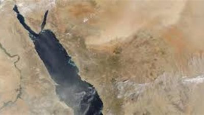 كم عمق البحر الأحمر