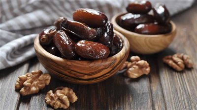 تفسير حلم توزيع التمر للعزباء