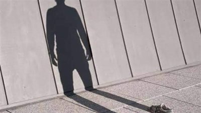 بقالي فترة بلاحظ اختي بتقفل على نفسها باب اوضتها