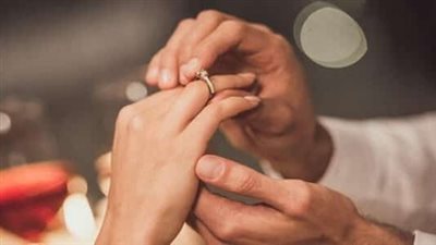 تفسير حلم الخطوبة للعزباء من شخص تعرفه