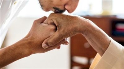 ما هو تفسير تـقبيل الأب المـيت في المنام ؟