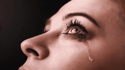 تفسير بكاء الـميت في المنام على شخص حي