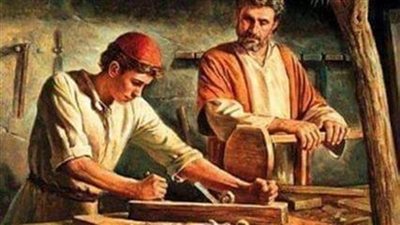 كان شاب يتيم الأب يعمل مساعدا مع زوج خالته في شغل صيانة