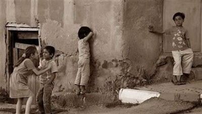 يقول رجلاً رأيت أمام أحد المحلات ٳمراة تصرخ  بعصبية في وجه أبنها الصغير