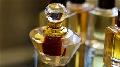 ما هو تفسير حلم العطر من المـيت ؟