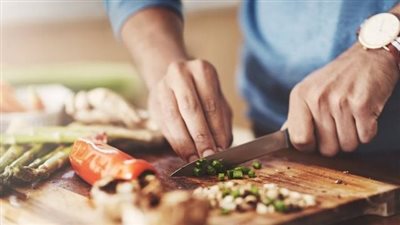 تفسير رؤية الميـت يعد الطعام في المنام لأبن سيرين