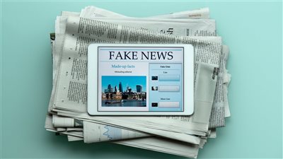 الكشف عن المعلومات الکاڈبة على الإنترنت