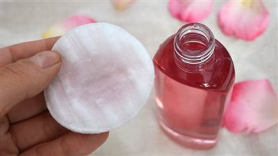 ماء الورد: فوائده العديدة للنساء