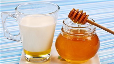 Milk and honey : Health benefits and risks