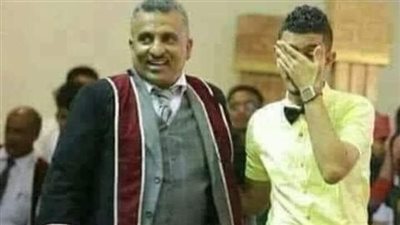 طالب جامعي استاذن من الدكتور