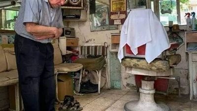 خروج رجل كبيرا في السن مع ابنه الصغير