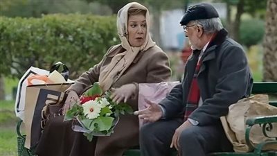 آنسة في مدرسة كانت تمشي في السوق
