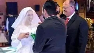 جلس معها يوم الخطوبة فقالت له