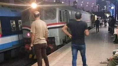 بعد مرور شهر علي زواجهم أضطر الزوج الشاب أن يترك زوجته ويسافر في مهمه تابعه لعمله