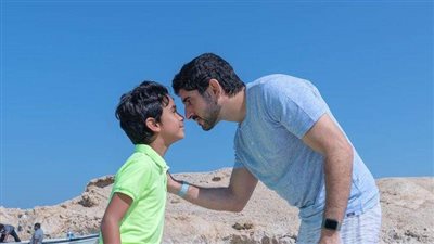 اخ بيحكي لينا بيقول  و أنا صغير كان ابوي مسافر الكويت